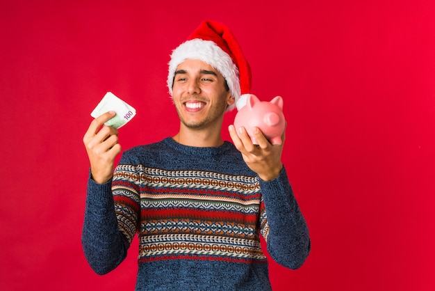 Jovem, segurando um presente no dia de Natal