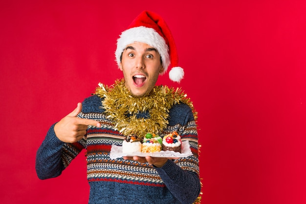 Jovem, segurando um presente no dia de Natal