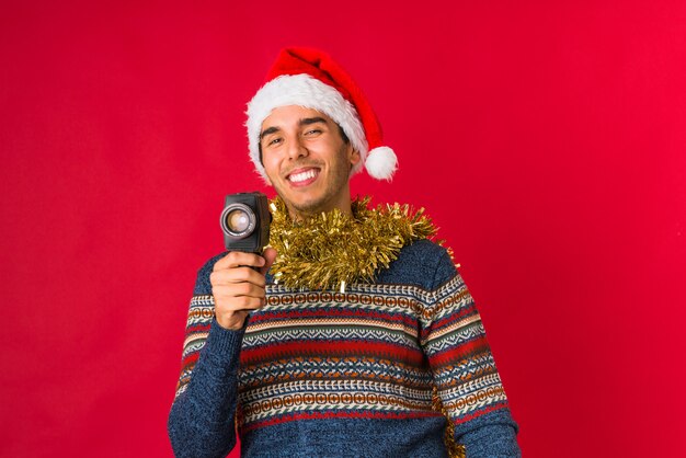 Jovem, segurando um presente no dia de Natal