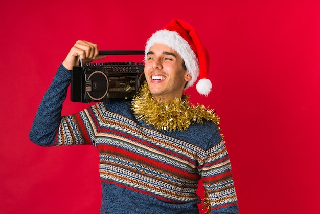 Jovem, segurando um presente no dia de natal