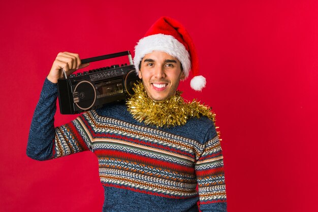 Jovem, segurando um presente no dia de Natal