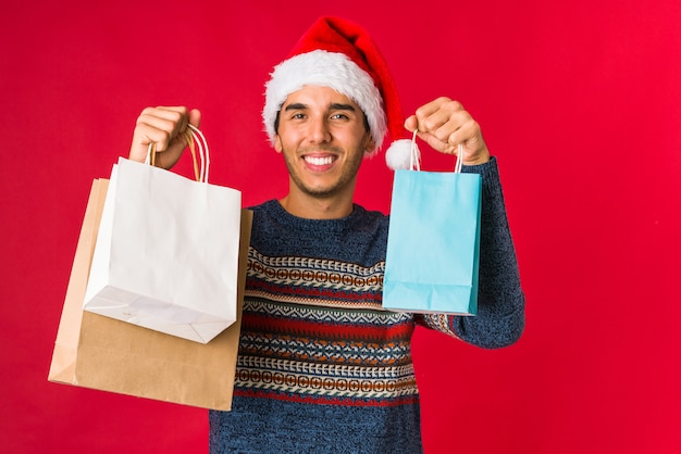 Jovem, segurando um presente no dia de Natal