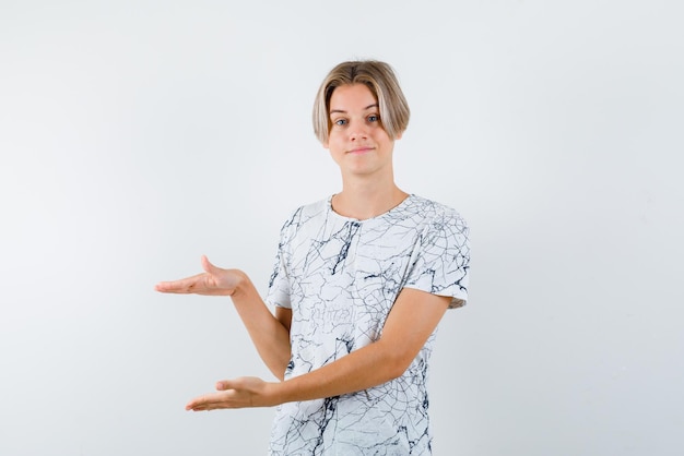 Jovem segurando um sinal de mão de caixa no fundo branco