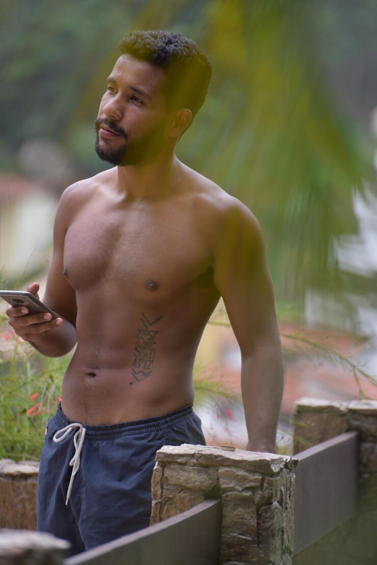 Foto jovem segurando um telefone celular enquanto caminha ao ar livre
