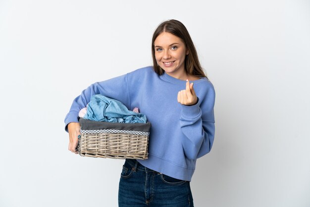 Jovem segurando uma cesta de roupas