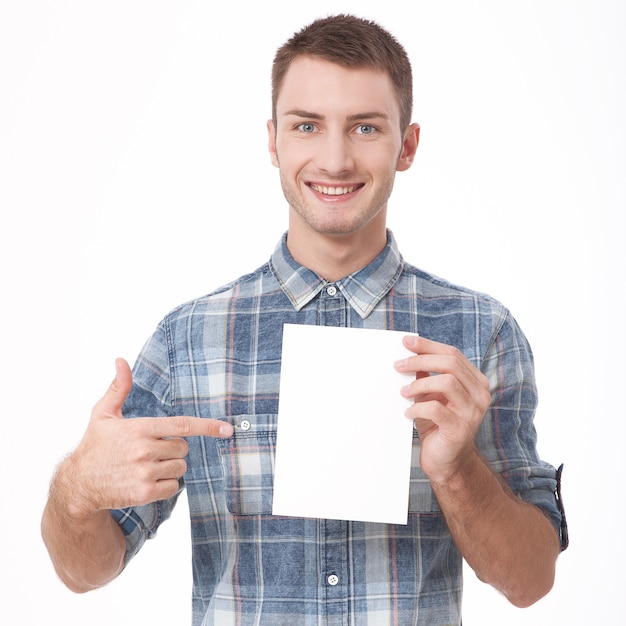Foto jovem segurando uma folha de papel em branco