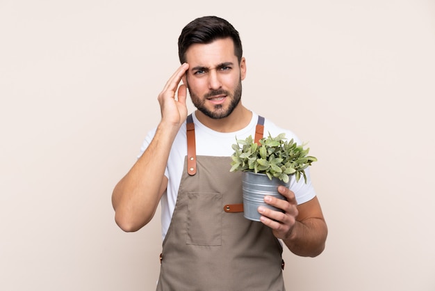 jovem, segurando uma planta na mão