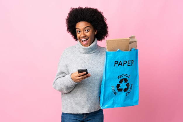 Jovem segurando uma sacola de reciclagem