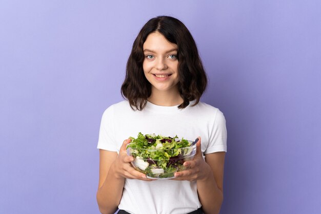 Jovem segurando uma salada