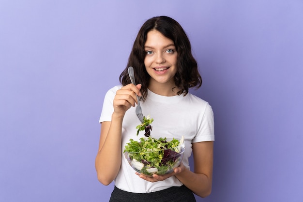 Jovem segurando uma salada