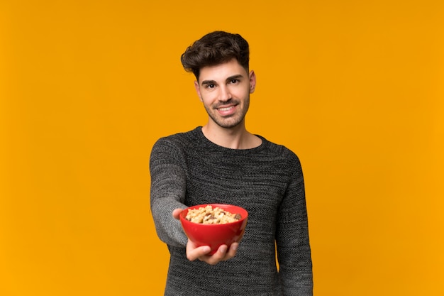 Jovem, segurando uma tigela de cereais