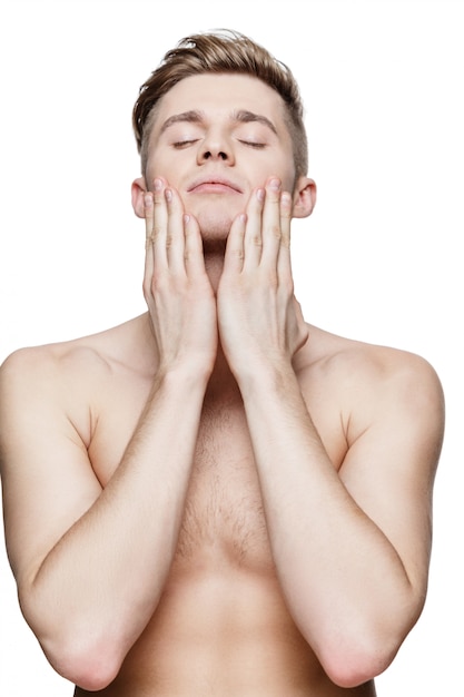 Jovem sem camisa, isolado no branco