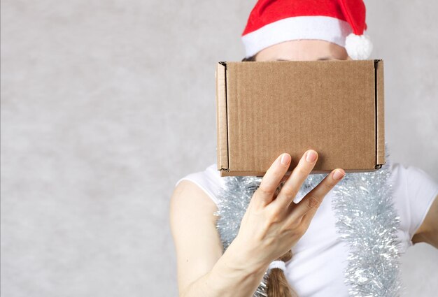 Foto jovem senhora com um chapéu de papai noel, espaço livre para uma mensagem.