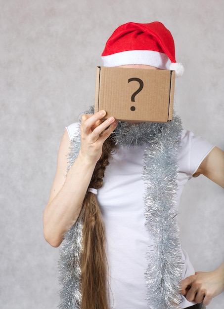 Foto jovem senhora com um chapéu de papai noel, espaço livre para uma mensagem.