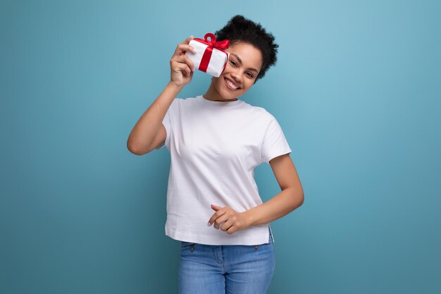 Jovem senhora latina morena de camisa branca está feliz em receber um presente surpresa para o Dia dos Namorados