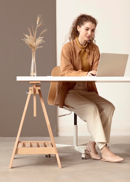 Jovem senhora sentada no local de trabalho