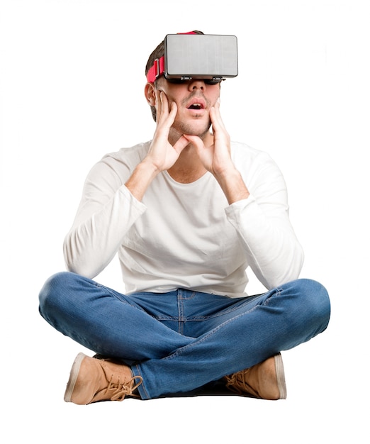 Jovem sentado com óculos de realidade virtual