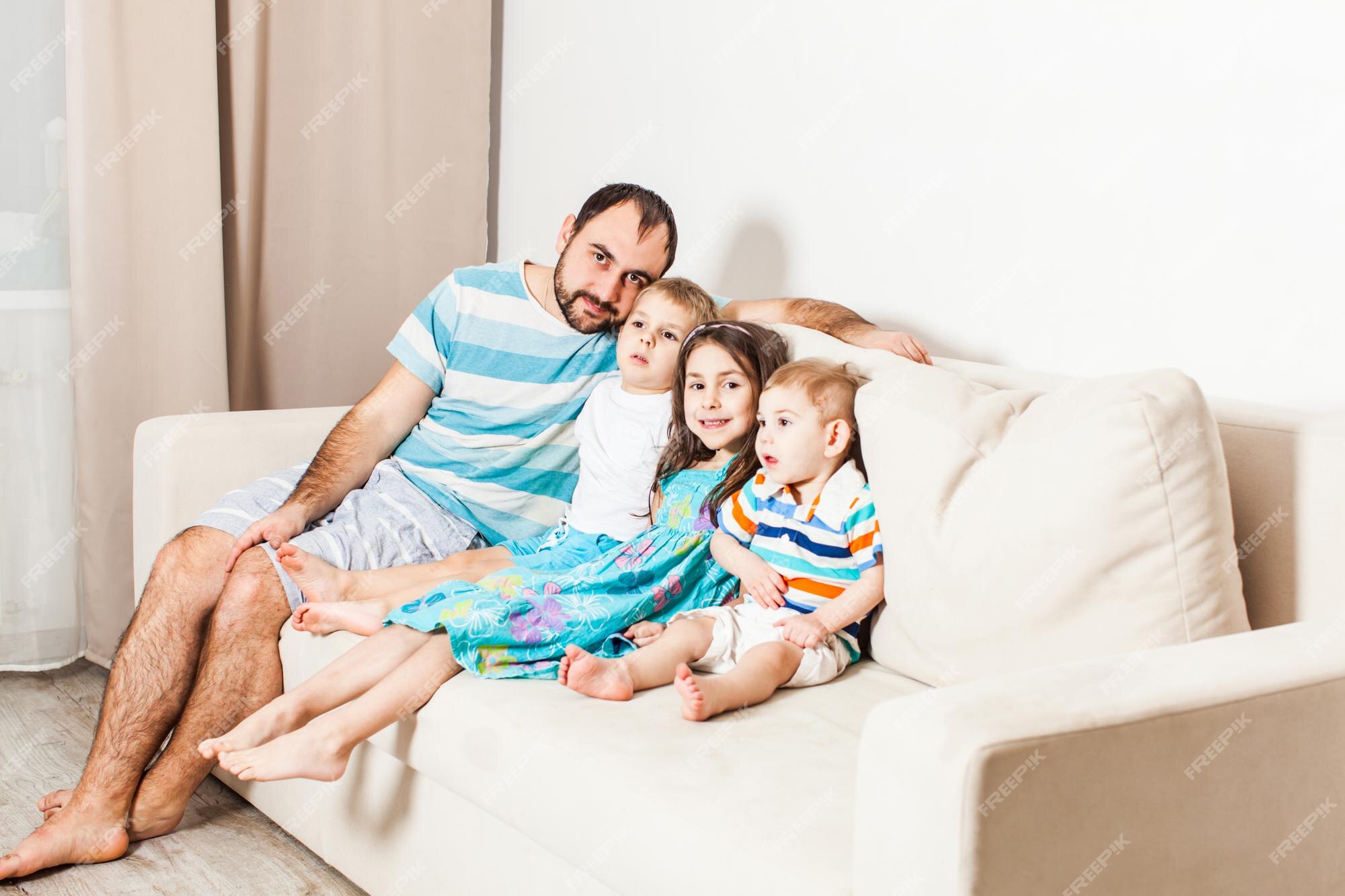 Pais Jovens Superjoyed Com Filho Pequeno Relaxar No Sofá Na Sala