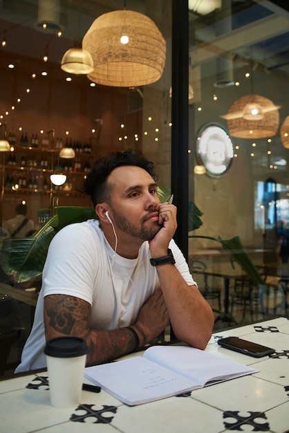 Foto jovem sentado num restaurante