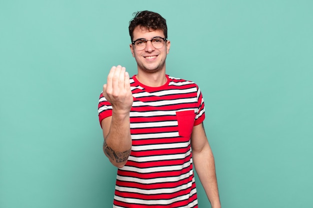 Jovem sentindo-se feliz, bem-sucedido e confiante, enfrentando um desafio e dizendo "Vamos lá!" ou dando boas-vindas a você