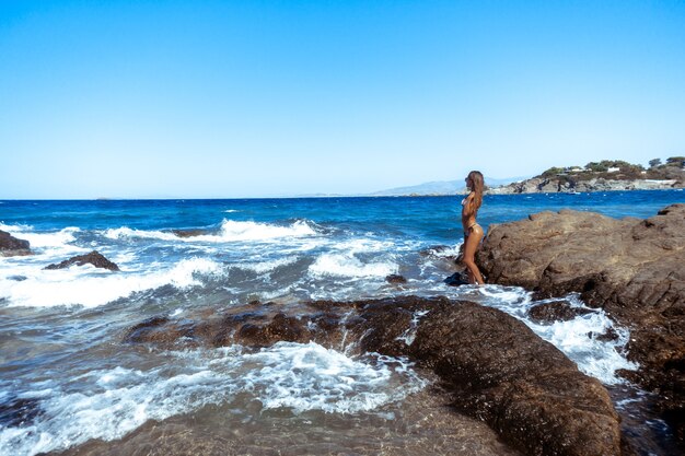 Jovem sexual posando no oceano