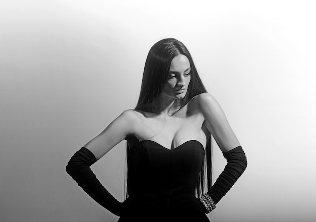 Jovem sexy sensual e beleza em um elegante vestido preto