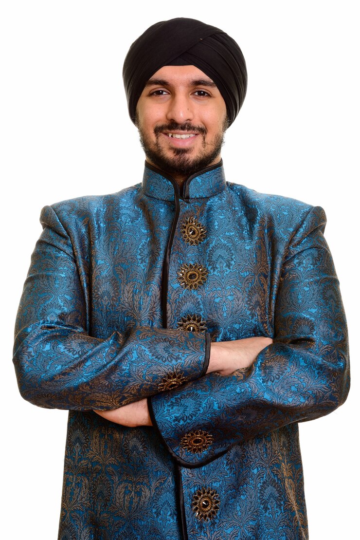 Foto jovem sikh indiano feliz sorrindo e vestindo roupas tradicionais