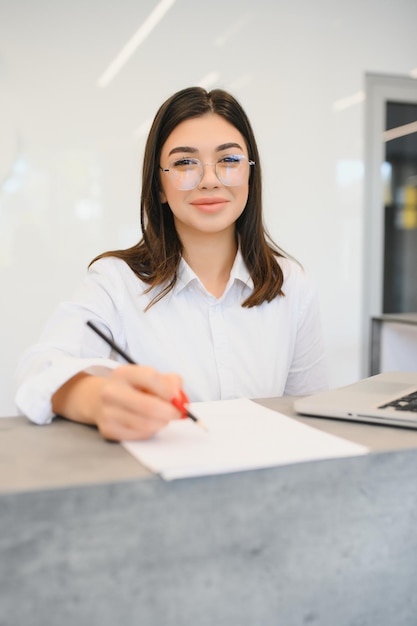 Jovem simpática atrás do administrador da recepção