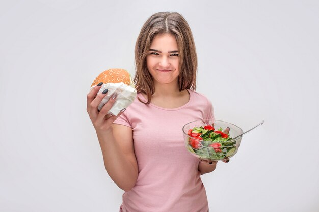 Jovem simpática e positiva olha para a câmera