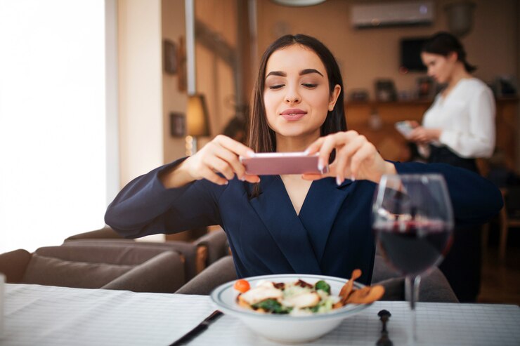 Foto jovem simpática tirar foto de saladeira na câmera do telefone