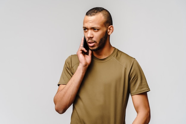 Jovem simpático vestindo uma camiseta verde