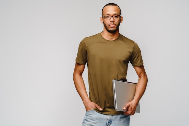 Jovem simpático vestindo uma camiseta verde