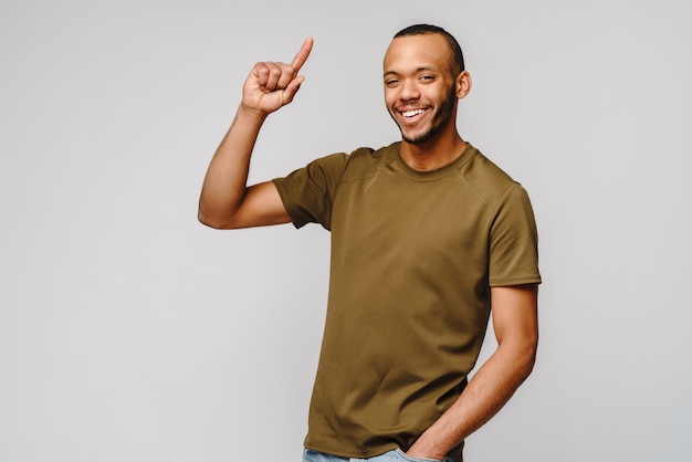 Jovem simpático vestindo uma camiseta verde