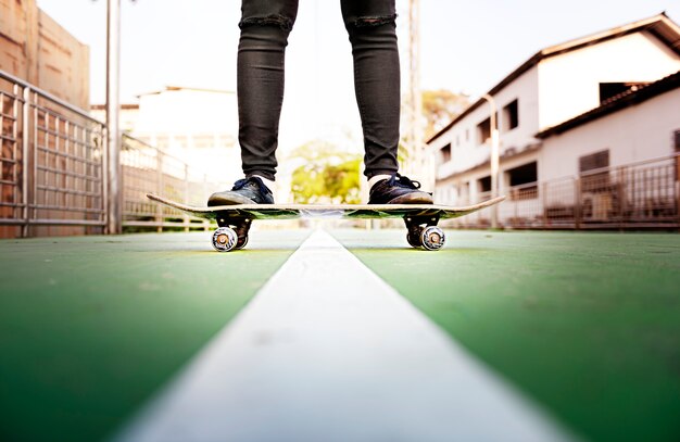 Foto jovem, skateboarding, disparar