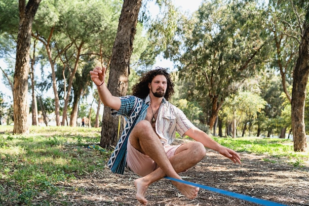 Jovem slackline no parque da cidade durante o dia de verão