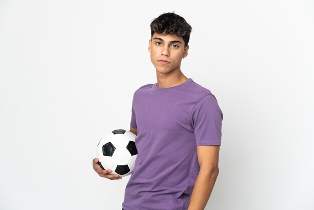 Jovem sobre branco com bola de futebol