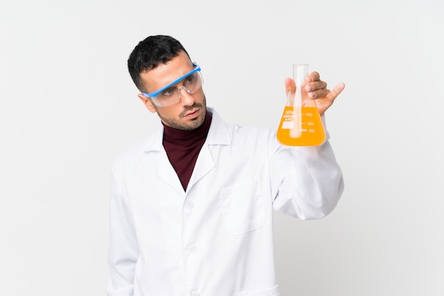 Foto jovem sobre branco isolado com um tubo de ensaio científico