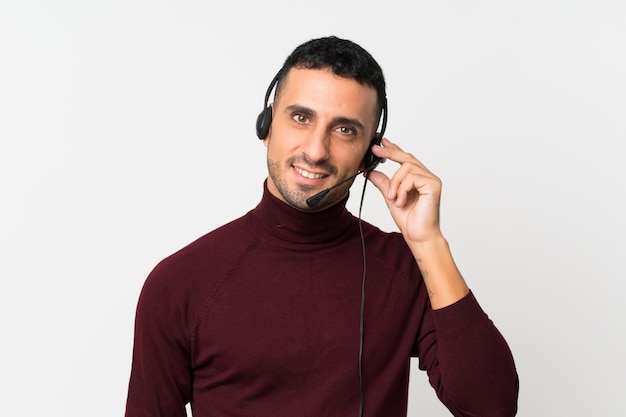 Jovem sobre branco isolado, trabalhando com fone de ouvido