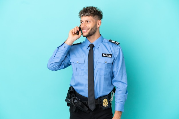 Jovem sobre fundo azul isolado com uma maçã e uma garrafa de água