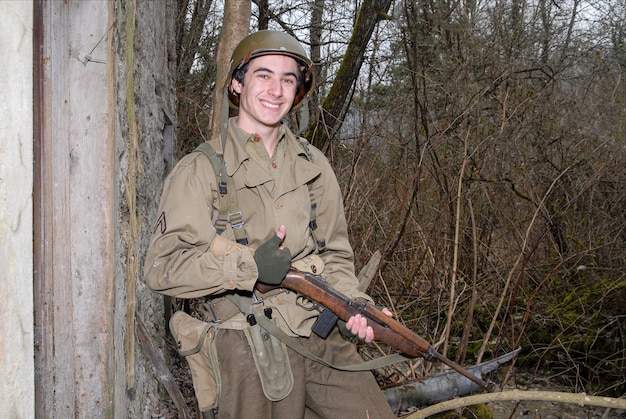 Jovem soldado americano ww2 nas ruínas