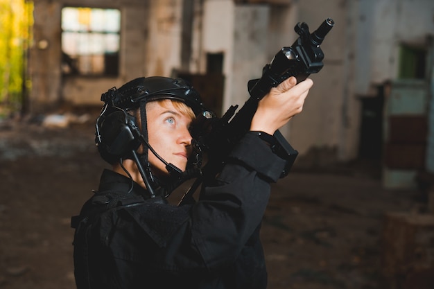 Jovem soldado em uniforme preto