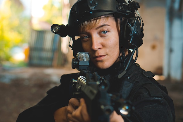 Jovem soldado em uniforme preto