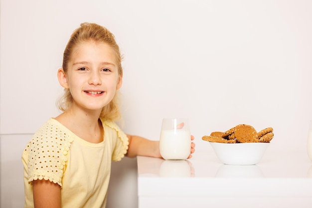 Jovem sorridente almoçando