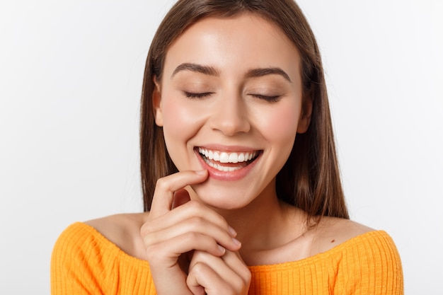 jovem sorridente amigável com retrato de rosto bonito