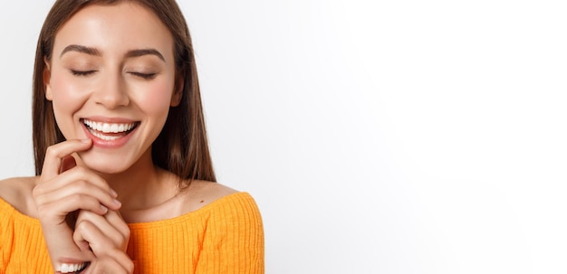 Foto jovem sorridente amigável com rosto bonito retrato estúdio tiro