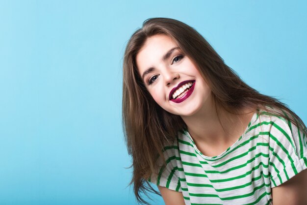 jovem sorridente com dentes saudáveis e um lindo sorriso