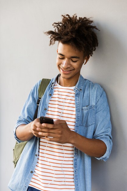 Jovem sorridente com mochila ao ar livre