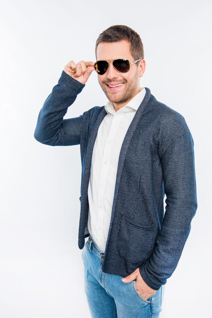 Foto jovem sorridente com óculos escuros