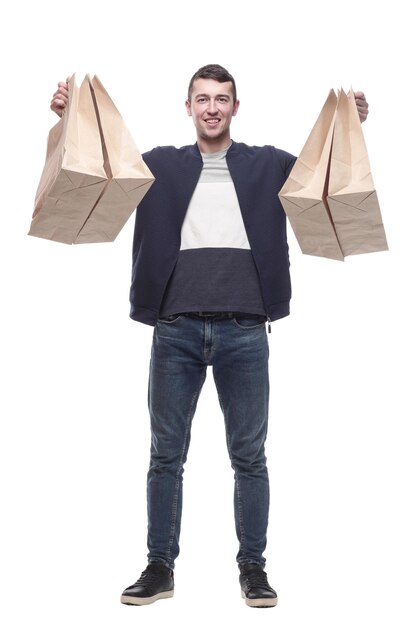 Jovem sorridente com sacolas de compras isoladas em um branco