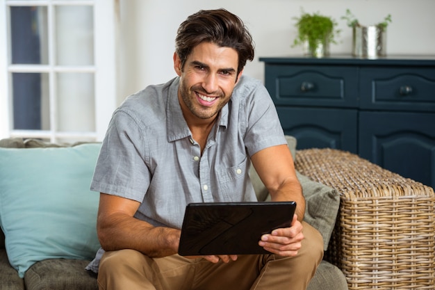 Jovem sorridente com tablet digital